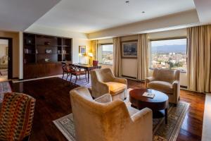 Uma área de estar em Sheraton Mendoza Hotel