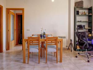 - une salle à manger avec une table et des chaises en bois dans l'établissement Castell Apartment by Hello Homes Sitges, à Sitges