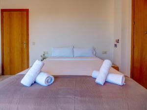 - une chambre avec un lit et 2 serviettes dans l'établissement Castell Apartment by Hello Homes Sitges, à Sitges