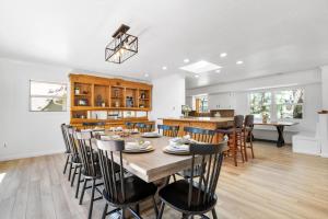 comedor y cocina con mesa y sillas en WINTERFELL LAKEVIEW - EV Charger - Walk to Slopes/Lake, en Big Bear Lake