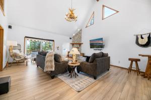 Sala de estar con 2 sofás y mesa en WINTERFELL LAKEVIEW - EV Charger - Walk to Slopes/Lake, en Big Bear Lake