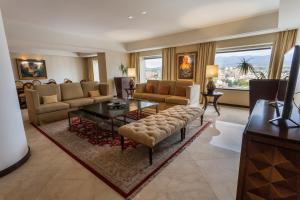 Uma área de estar em Sheraton Mendoza Hotel