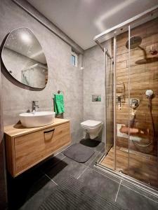 La salle de bains est pourvue d'un lavabo et d'une douche. dans l'établissement Sencer Apart, à Marmaris