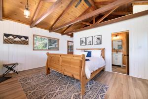 1 dormitorio con cama y techo de madera en WINTERFELL LAKEVIEW - EV Charger - Walk to Slopes/Lake, en Big Bear Lake