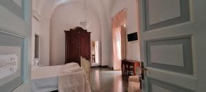 Zimmer mit einem Bett und einem TV in der Unterkunft Volver B&B in Lecce