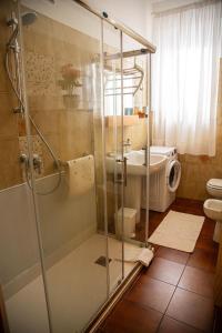 a bathroom with a shower and a sink and a toilet at Appartamento IL LIMONE zona centrale vista mare in San Vincenzo