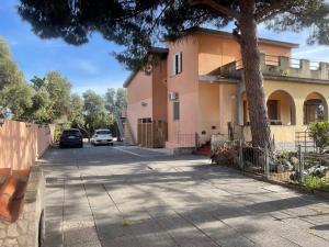 una casa con coches aparcados frente a una entrada en VILLA ARYA, en SantʼAndrea