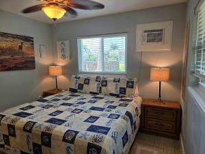 1 dormitorio con 1 cama con 2 lámparas y ventilador de techo en Sand Dollar Updated Kitchen Washer Dryer On River 1 Mile to Beach Sleeps 4, en Bonita Springs