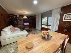 uma sala de estar com uma mesa e um sofá em Casa de vacaciones em Baiona