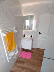 a white bathroom with a sink and a mirror at Maison individuelle, à 5 km du Puy du Fou in Chambretaud
