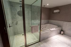 Um banheiro em Sheraton Mendoza Hotel
