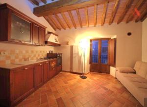 a kitchen with a couch and a table in a room at LA CASA DEL CALZOLAIO in Radicofani