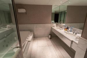 Um banheiro em Sheraton Mendoza Hotel