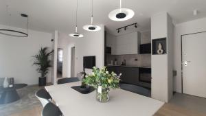 uma cozinha e sala de jantar com uma mesa branca e cadeiras em Apartman Spalatum em Split