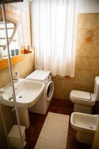 a bathroom with a sink and a toilet at Appartamento IL LIMONE zona centrale vista mare in San Vincenzo