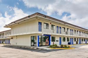 a large white building with blue accents at Motel 6-Pittsburgh, PA - Crafton in Pittsburgh