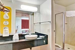 Motel 6-Pittsburgh, PA - Crafton tesisinde bir banyo