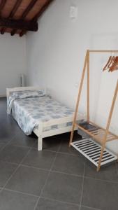 1 dormitorio con cama y marco de madera en Lucky House Pisa, en Cascina