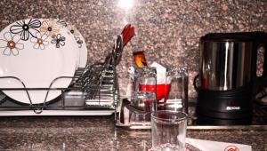 Příslušenství pro přípravu čaje a kávy v ubytování Tulip 6 of October Hotel