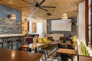 un restaurante con mesas y sillas y un bar en El Josemari Youth Hostel - Albergue Juvenil en Palma de Mallorca