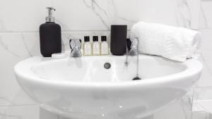 Et badeværelse på 3 BDR House At Caledonia Luxe Stays Short Lets & Serviced Accommodation Glasgow