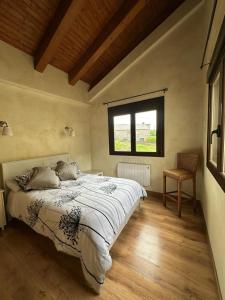 una camera da letto con un letto e una finestra di EL BALCÓN PANORÁMICO DEL TIÉTAR a Mijares