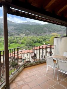 a balcony with a table and chairs and a view at EL BALCÓN PANORÁMICO DEL TIÉTAR in Mijares +38 photos