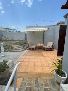 eine Terrasse mit 2 Stühlen und einem Tisch in der Unterkunft Casas Asomada in Tanque