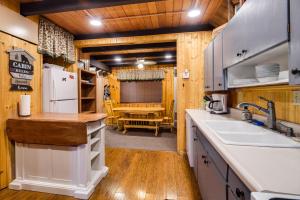 Kuchyň nebo kuchyňský kout v ubytování Island Park Cabin Getaway Less Than 24 Mi to Yellowstone!