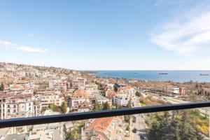 uitzicht op een stad met gebouwen en de oceaan bij Boho Beat Apartment in Varna
