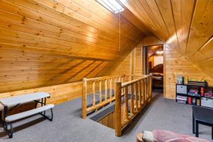Posezení v ubytování Island Park Cabin Getaway Less Than 24 Mi to Yellowstone!
