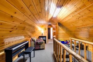 Posezení v ubytování Island Park Cabin Getaway Less Than 24 Mi to Yellowstone!