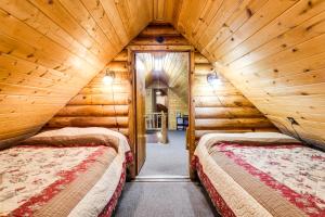 Postel nebo postele na pokoji v ubytování Island Park Cabin Getaway Less Than 24 Mi to Yellowstone!