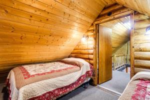 Postel nebo postele na pokoji v ubytování Island Park Cabin Getaway Less Than 24 Mi to Yellowstone!