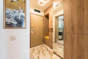 een badkamer met een houten deur en een toilet bij Boho Beat Apartment in Varna
