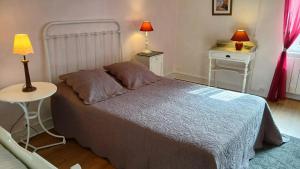 Ένα ή περισσότερα κρεβάτια σε δωμάτιο στο Maison de 2 chambres avec jardin clos et wifi a Martisserre