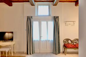 een kamer met een deur, een raam en een bureau bij Greenery House in Empoli