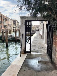 una puerta en un edificio junto a un canal en One bedroom apartement with city view and wifi at Venezia, en Venecia