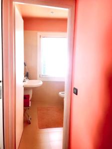 baño con lavabo y ventana en One bedroom apartement with city view and wifi at Venezia, en Venecia