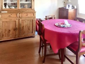 comedor con mesa y sillas rosas en One bedroom apartement with city view and wifi at Venezia, en Venecia