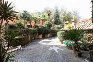 ローマにあるCasa Enriquetaの地上に植物と星が植えられた中庭
