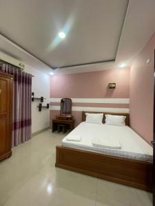 1 dormitorio con 1 cama en una habitación en CÁT TƯỜNG MOTEL en Da Nang