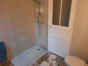 Ένα μπάνιο στο MAISON 45M2 DEUX CHAMBRES