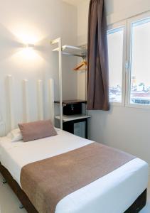Postel nebo postele na pokoji v ubytování Hostal Gran Via 44