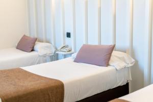Postel nebo postele na pokoji v ubytování Hostal Gran Via 44