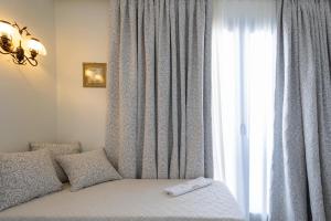 Postel nebo postele na pokoji v ubytování Kymata Hotel