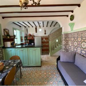 ein Wohnzimmer mit einem Sofa und einer Küche in der Unterkunft Dar Statia 4 vue mer cité portugaise in El Jadida