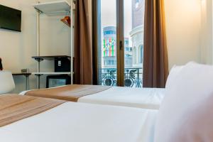 Postel nebo postele na pokoji v ubytování Hostal Gran Via 44