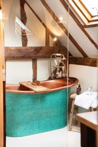 Mousehall Oast في Wadhurst: حمام مع مغسلة نحاس في الغرفة