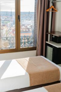 Postel nebo postele na pokoji v ubytování Hostal Gran Via 44